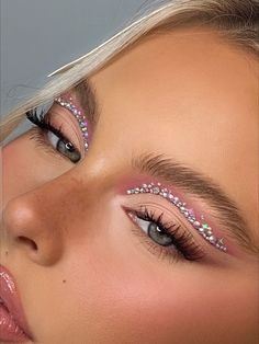 soft pink eye makeup using rhinestones to create a cut crease Makeup Ideas Festival, Bichota Makeup, Hair For Coachella, Glitter On Face Makeup, Rhine Stone Makeup Looks, Pearl And Diamond Makeup Looks, Festival Makeup Glitter Rave Make Up, Eye Makeup Party, Coachella Makeup Glitter