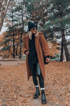 Layered Shacket Outfit, Winter Montana Outfits, Gatlinburg Tennessee Winter Outfits, Nyc Style Outfits Cold Weather, 57 Degree Weather Outfit Fall, Current Winter Fashion Trends, Wisconsin Winter Outfits, Cold Weather Outfits Midsize, Winter Colorado Outfits