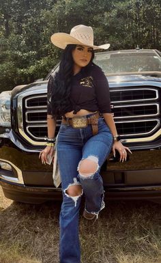 Cute Country Outfits Plus Size, Country Theme Outfit Women, Western Outfits Cold Weather, Boujee Country Outfits, Baddie Cowgirl Outfits Rodeo, Chubby Cowgirl Outfits, Western Mexican Outfits, Easy Cowgirl Outfits, Thick Cowgirl