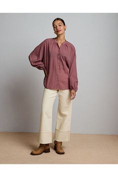 A 1960s-inspired blouse cut in an soft crinkle voile/Real MOP buttons/A drapey, billowy fit to tuck into your favorite AE77 jeans Mop Buttons, 1960s Inspired, White Jeans Men, Athletic Fit Jeans, Dream Jeans, Jean Trends, Curvy Jeans, Loose Jeans, Medium Wash Jeans