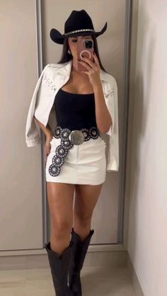 Western White Outfit, Look Expo, Looks Cowgirl, Fuerza Regida Concert Outfit, Look Cowgirl, Cowboy Outfits For Women, Outfit Botas