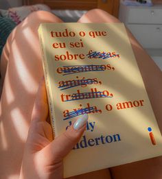 a person is holding a book in their hands with spanish writing on the front cover