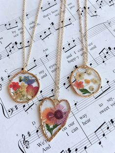 Resin Necklace Diy, Resin Hearts Ideas, Dried Flower Necklace, Resin Work, Necklace Resin, Flower Birthday, Dry Flower, Flower Resin, Quartz Crystal Necklace