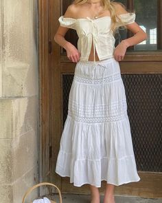 White Tiered Skirt Outfit Aesthetic, Long White Skirt Outfit Ideas, Mamma Mia Disco, Disco Vibes, White Skirt Outfits, Estilo Kardashian, Bow Top, We Are Back, Neue Outfits