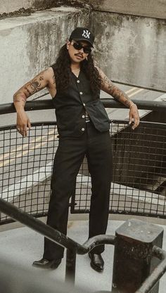 Summer Biker Outfit, Mens Rocker Style Outfits, Biker Look Mens, Masc Fashion Aesthetic, Modern Rockstar Outfit Men, Queer Mens Fashion, Rocker Outfit Men, Leather Pants Outfit Men, Rockstar Outfit Men