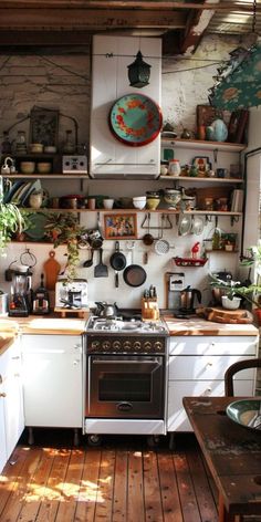 40 Budget-Friendly Boho Kitchen Ideas That Won't Break the Bank in 2024 Eclectic Vintage Kitchen, Boho Kitchen Ideas, Green Apartment, Boho Style Bedroom, Welcome To My House, Galley Kitchen, Kitchen Decor Ideas, Vintage Kitchen Decor