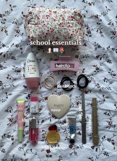 School Aesthetic Essentials, School Hygiene Bag Aesthetic, School Beauty Bag Essentials, Aesthetic Backpack Organization, School Pouch Aesthetic, Necessities For School, Handbag School Aesthetic, Things To Pack In Your Bag, School List Aesthetic