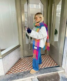 #colorful #scarf #ootd #outfits #fall #winter #uggs Autumn Copenhagen Style, Amusement Park Outfit Cold, Winter Outfits Copenhagen, Amsterdam Outfits Winter, Funky Winter Outfits, Winter To Spring Transition Outfits, Montreal Style, Worst Outfits, Amsterdam Outfit