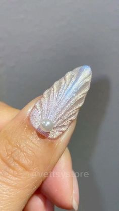 Découvrez nos inspirations de nail art pour l'été 2024 : des styles variés tels que coquettes, chromés, métal, Frenchy, bows, fairy forest, vintage, tutti-truffi, aura, 3D et siren. Parfaits pour proms, mariages, anniversaires, baby showers et fêtes. Pour toutes formes d'ongles : carrés, amandes, ovales, ronds, squovals. Adoptez les tendances et brillez en toute occasion ! Sea Shell Nails Acrylic, Nail Texture Design, Seashell Gel Nails, Shell Inspired Nails, Clam Shell Nails, Shells Nail Art, Unicorn Inspired Nails, Chrome Seashell Nails, Mermaid Shell Nails