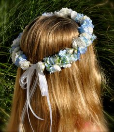 White and blue flower girl hair wreath by Hollysflowershoppe, $39.00 Flower Girl Hair Wreath, Flower Crown Blue, October Wedding Flowers, Communion Headpiece, Flower Girl Halo, Blue Flower Girl, Blue Flower Crown, Country Wedding Flowers, Wedding Flowers Sunflowers