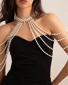 Party Make Up Look Night, Dress Accessories Ideas, Dress With Jewellery, Pearl Outfits, Vintage Drapes, Pearl Outfit, Pearls Dress, Cloth Jewellery