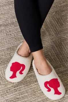 This Slippers are comfortable and stylish footwear options. Designed with soft, plush material and a festive touch, these slippers will keep your feet warm and comfortable throughout the winter season. Heel height: Flats Imported Product measurements: S: (US 5.5-6.5)M: (US 6.5-7.5)L: (US 7.5-8.5)XL:(US 8.5-9..5) Barbie Logo, Cozy Slippers, Stylish Footwear, Evening Dresses Cocktail, Slippers Cozy, Activewear Sets, Barbie Girl, Formal Evening Dresses, Silhouette Design