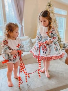 This darling baby romper features sweet scenes of Santa on a vintage winter wonderland style fabric. This heirloom cotton bubble is made to be passed down. Timeless style with sweet trimmings and embroidered cotton yoke has snaps for easy access. Perfect for Christmastime memory photos and Holiday outings. Order the coordinating sister dress here: https://www.etsy.com/listing/1111120736/heirloom-santa-girls-christmas-dress?ref=shop_home_active_1 Vintage Baby Girl Outfits, Santa Pictures With Kids Outfits, Toddler Holiday Photos, Toddler Holiday Outfits, Preppy Christmas Outfit, Toddler Girl Christmas Outfits, Christmas Baby Romper, Vintage Christmas Dress, Baby Bubble Romper