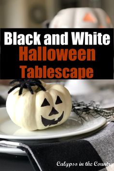 Black and white pumpkins and Halloween table decorations. Scary Halloween Aesthetic, Aesthetic Pumpkin Carving Ideas, Halloween Aesthetic Pumpkin, Aesthetic Pumpkin Carving, Black And White Decorations, Halloween Porches, Halloween Dinnerware