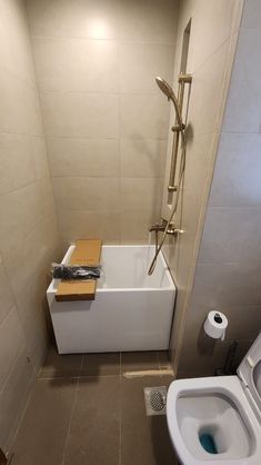 a bathroom with a toilet, sink and bathtub in the middle of the room