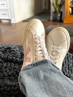 Veja Sneakers Outfit Aesthetic, Veja Sneakers Aesthetic, Scandi Shoes, Veja Shoes Outfit, Retro Sneakers Outfit