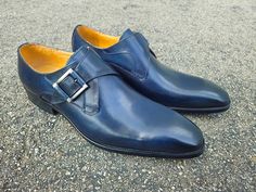 KS503-39: use el mocasín de cuero con hebilla y correa Monk con un diseño muy diferente. Con un estilo extravagante y una comodidad increíble, este par de zapatos viene con un atractivo acabado de hebilla. El brillo y el pulido del producto están totalmente fuera de este mundo. Este es sin duda el producto más deseado en su lista de deseos.

 -Disponible en gris, coñac, negro.


 -Con parte superior de cuero y forro de cuero Church Suits, Shoe Size Conversion, Monk Strap, Blue Shoes, Leather Loafers, Life Style, Loafers Men, Cognac, Leather Shoes