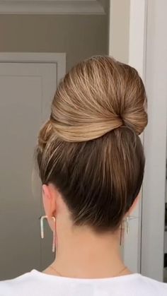 Hair Claw Updo Hairstyles, Best Hair Color For Thinning Hair Ideas, Gorgeous Hairstyles For Long Hair, Simple Up Dos For Medium Hair Casual, Professional Updo Hairstyles For Work, Hair Comb Hairstyles Casual, Bun With Hair Clip, Bun For Thick Hair, Hair Up Dos Easy