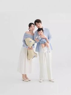 Korean Family Photoshoot, Studio Family Photoshoot, Toddler Family Photos, Family Potrait, Big Family Photos, Toddler Photoshoot