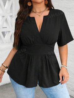 Style:Casual \nHem Shaped:Flared \nNeckline:Notched \nDetails:Ruched \nType:Top \nSleeve Type:Regular Sleeve \nColor:Black \nPattern Type:Plain \nSleeve Length:Short Sleeve \nLength:Regular \nFit Type:Regular Fit \nFabric:Non-Stretch \nMaterial:Woven Fabric \nComposition:100% Polyester \nCare Instructions:Machine wash or professional dry clean \nPockets:No \nSheer:No \n Shein Plus Size Tops, Tops For Pear Shaped Women, Black Peplum Top Outfit, Apple Body Type Outfits, Dresses For Apple Shaped Women, Plus Size Fashion For Women With Belly, Plus Size Body Types, Jumpsuit Outfit Wedding, Dresses For Apple Shape