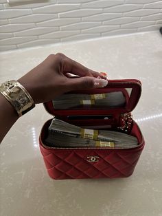 Luxury Magazine, Luxury Bags Collection, Handbag Essentials, Luxury Lifestyle Dreams, Money Bag, Future Lifestyle, Rich Girl, Luxury Life