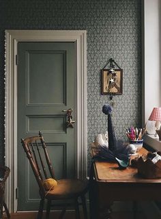 Wallpaper Evolet pebble grey | Wallpaper from the 70s Historical Homes, Old Apartments, Ivy House, Painter And Decorator, Classic Wallpaper, Interior Design Concepts, Vintage Kids, Interior Color, Chiang Mai