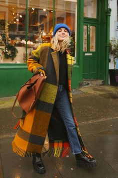 From Country Escapes to City Breaks: 4 Outfits to Wear on a Romantic Weekend Simpul Dasi, Street Styl, Walking Down The Street, Mode Hippie, Plaid Coat, Mode Inspo, Weekend Outfit