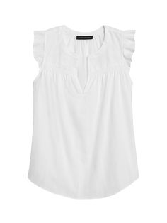 Delicate smocking at the chest and a ruffled sleeve creates a feminine, boho feel for this soft, 100% cotton top. Split neck. Socked detail at the bust. Rounded hem. Unlined. Straight fit. Full length - hits at the hip. Body length (size S): Petite 23. 5'', Regular 24. 5'', Tall 26. 5''Model: Size XS, 5'10'' (178cm). Top Banana, Fancy Blouse Designs, Ruffled Sleeve Top, Cotton Top, Cotton Tops, Spring Summer Fashion, Capsule Wardrobe, Fashion Inspiration, Banana Republic