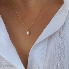 Fine quality freshwater floating pearl necklace, made of high-quality gold plated chain. Appropriate for both everyday or special looks.  Ideal for bridesmaid / birthday gift!  Size of the pearl: approx. 6-7 mm.  Length approx. 16 inches / 40,6 cm - different sizes are available. The length on the model is 18 inches. ♡All items will be delivered in a nice gift box! * Read our policies before purchase: https://www.etsy.com/shop/Jewellusion/policy/ * Contact me for custom orders or any questions y Oval Pearl Necklace For Wedding, Oval Pearl Chain Necklace For Wedding, Oval Pearl Wedding Necklace, Oval Pearl Charm Necklace For Weddings, Oval Pearl Drop Necklace For Wedding, Oval Wedding Necklace With Pearl Charm, Gold Oval Pearl Necklace For Wedding, Drop Pearl Necklace, Pearl Wedding Jewelry