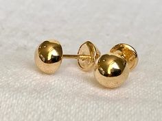 18k solid real gold earrings: half ball earrings * screw back - 0.76 grams Colombian art Earrings Details Metal: 18k Yellow Gold Weight: 0.76 grams Diameter: 6 mm - A good investment since 18k solid gold items hardly go down in value and in fact would go up in value long term. * It's a very flattering minimalist earring perfect for any occasion. Packing Each order will be beautifully packaged for gift giving in a jewelry box. Ball Earrings Gold, Real Gold Earrings, Gold Ball Earrings, Colombian Art, Gold Items, Minimalist Earring, H Design, Lower Belly, Art Earrings