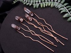 Enhance your hairstyle with our Handcrafted Quartz Point Copper Hair Pins. These unique hair accessories feature stunning quartz points, available in either clear quartz or garden quartz, elegantly wrapped in copper wire. Perfect for adding a touch of natural beauty and sophistication to any look, these hair pins are a must-have for crystal enthusiasts and fashion-forward individuals alike. Features: Materials: Genuine clear quartz or garden quartz, copper wire Color: Transparent clear quartz or garden quartz with natural inclusions Design: Intricate wire wrapping around a quartz point for a secure and stylish hold Customization: Choose between clear quartz or garden quartz Purpose: Ideal for everyday wear, special occasions, or as a thoughtful gift Why You'll Love It: Handcrafted Excellen Unique Hair Accessories, Crystal Hair Accessories, Woodsy Wedding, Garden Quartz, Crystal Hair Pins, Copper Hair, Crystal Hair, Elegant Hairstyles, Quartz Points