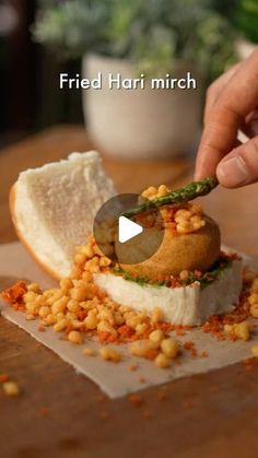 Vada Pav Recipe, Red Chutney, Mumbai Street, Fried Garlic, Garlic Chutney, Break Fast, Green Chutney, Garlic Fries