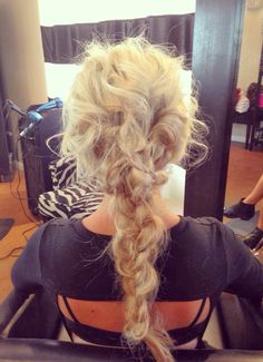 this hair is so incredibly cool Curly Blonde Updo, Frozen Braid, Curly Braid, Pretty Braid, Elsa Braid, Messy Wedding, Messy Fishtail, Messy Braid, Frozen 3