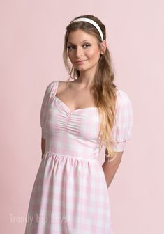 Rosa Gingham-Kleid, Pin-up-Kleid, Babydoll-Kleid, Barbie-Puppen-inspiriertes Kleid, Retro-Kleid, Kleid im Vintage-Stil, Kleid im 50er-Jahre-Stil, Vintage-inspiriert

 Entworfen in Kalifornien, maßgeschneiderte Handarbeit im Ausland, auf Bestellung gefertigt

 Material: 100 % leichtes Polyester
 
Ich wollte ein Kleid entwerfen, das schlicht ist, aber eine Retro-Atmosphäre der 50er Jahre versprüht, daher dieser niedliche rosa Gingham-Musterdruck. Sehr stark inspiriert von den Kleidern im Pin-up-Stil der 50er Jahre, auch wenn ich damals noch nicht geboren war. Auch dieses Kleid wurde vom neuen Barbie-Film inspiriert und bringt das bezaubernde rosa Gingham-Muster zurück! :) :)

 Es hat einen herzförmigen Ausschnitt mit Reißverschluss hinten. Aline-Rock. Puffärmel. Absolut edel und umwerfend zu Dress 50s Style, Barbie Film, 50s Vibes, Pink Gingham Dress, Dress Barbie Doll, 50s Fashion Dresses, 50s Style, Aline Skirt, Dress Retro