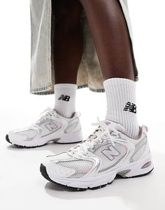 New Balance – 530 – Sneaker in Weiß mit rosa Details | ASOS Balance Logo, Flip Flop Boots, Pink Details, Leopard Print Baby, Shorts Co Ord, Logo New, Student Fashion, White Trainers