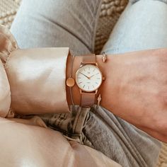 minimalist women's watch inspired by the classic style of new york. the lexington gold watch for women features a petite watch case and clean white watch dial. worldwide shipping + easy returns. Gold Watch For Women, Classic Watch Women, White Dial Watch, Cute Watches, Rose Gold Watches Women, Gold Watches Women, Bracelet Watches Women, Watch Trends, Minimalist Women