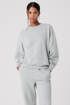 Accolade Crew Neck Pullover - Athletic Heather Grey | Alo Yoga Matching Sweats, Gray Accessories, Neck Hoodie, Back Women, Alo Yoga, Grey Women, Unisex Style, Sports Shirts, Outerwear Women