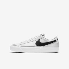 The Nike Blazer Low '77 has transcended the basketball court to become an everyday classic and is ready to land on your feet. Tuck your toes into this icon for an old-school look that keeps you comfy on all your adventures. Blazers Nike, Blazer Shoes, Nike Boots, Nike Sb Zoom, Low Shoes, Tenis Nike