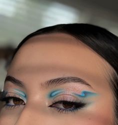 Trippy Eye Makeup, Blue Graphic Eyeliner, Crazy Eyeshadow Looks, Artistic Eye Makeup, Graphic Eyeshadow, Face Paint Makeup, Graphic Makeup, Inspo Makeup