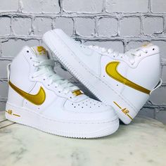 Nike Air Force 1 High Women’s White & Gold Sneakers Size 5 Dd9624-103 2.23 Color: White & Gold Size 5 New No Box 100% Authentic *Manufactured Defect: No Straps Please Review All Photos And Ask Questions Before Purchasing. Thank You, Gold Shoes Sneakers, Gold Nike Shoes, White And Gold Sneakers, Nike Air Force 1 High, Air Force 1 High, Gold Sneakers, Gold Shoes, Nike Air Force 1, White Nikes