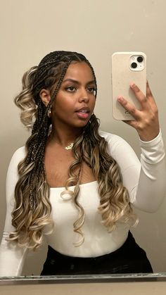 French Braids Styles For Black Women, Knotless Box Braids French Curls, French Curl Braids Medium, French Curls Braids Hairstyles Ideas, French Curl Braids Color Ideas, Cute Hairstyles For French Curl Braids, Hairstyles On French Curl Braids, Box Braids With French Curls