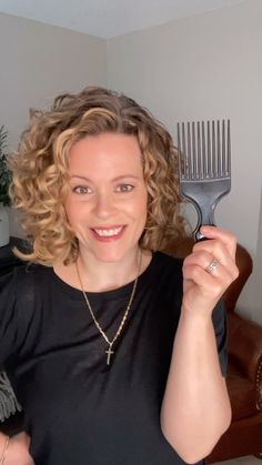 Sandi 🇨🇦 Curly Hair Care, Clean Beauty | Part 1 - How to build root volume while diffusing I use a pick to SLIGHTLY & GENTLY lift the roots making sure not to stretch out any… | Instagram How To Style Curly Bangs, Curly Tips, Quick Updo, Short Permed Hair, Curly Haircut, Permed Hair, Layered Curly Hair, Blonde Curly Hair