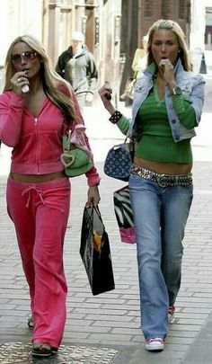 Vintage Juicy Tracksuit, 2000s Tracksuit Outfit, 00s Fashion Trends Early 2000s, 2k Fashion, 2000 Outfit, Fashion Girlies, 00s Mode, Fest Temaer