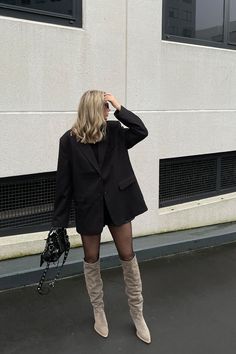 Black Blazer And Cowboy Boots, How To Style Beige Boots, Suede High Boots Outfit, Suede Beige Boots Outfit, Outfits With Suede Boots, Cowboy Boots Outfit Beige, Light Suede Boots Outfit, High Beige Boots Outfit, Western Knee High Boots Outfit