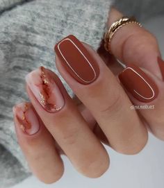 Discover a variety of classy and simple Thanksgiving nail designs that are perfect for fall! Whether you love earthy autumnal colors or more subtle shades, you'll find the perfect nail art ideas to complement your holiday look. These brown nails with a marble design are such a vibe, for example! Pretty Short Nails, Fall Gel Nails, October Nails, Her Nails, Thanksgiving Nails, Short Nail Designs, Autumn Nails, Classy Nails, Fancy Nails