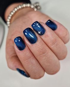 23 Blue Christmas Nails: Stunning Winter Designs for a Festive and Sparkling Look Blue Christmas Nail Designs, Christmas Nail Polish, Blue Christmas Nails, Blue Gel Nails, Dark Blue Nails, Winter Designs, Polish Design, Fingernail Designs, Festive Nail Art