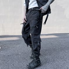 Ingrese al reino de la moda de vanguardia con los Urban Techwear Pants Functional . Diseñados para quienes viven en la intersección entre estilo y funcionalidad, estos pantalones redefinen sin esfuerzo la moda urbana.

 La esencia de la elegancia urbana

 Confeccionados con un guiño al estilo Safari , su diseño de múltiples bolsillos rinde homenaje a la estética militar táctica y al mismo tiempo atiende a la utilidad urbana. El tejido de poliéster promete durabilidad y comodidad, lo que garanti Techwear Harem Pants With Pockets For Streetwear, Techwear Style Harem Pants For Streetwear With Pockets, Cotton Techwear Harem Pants For Streetwear, Black Cargo Pocket Harem Pants For Streetwear, Black Harem Pants With Cargo Pockets For Streetwear, Fitted Punk Cargo Pants For Streetwear, Edgy Cargo Pants For Streetwear, Baggy Techwear Harem Pants, Alternative Streetwear Pants