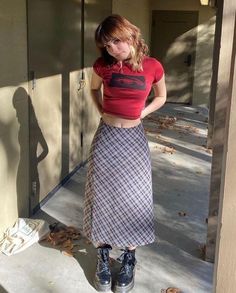 Plaid Midi Skirt Outfit, Plaid Skirt Outfit Aesthetic, Red Midi Skirt Outfit, Fits Grunge, Grunge Skirt Outfit, Summer Midi Skirt, Skirt Outfit Summer, Plaid Skirt Outfit