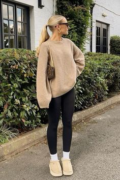 Oversized tan sweater, black leggings, mustard seed ugg tazz slippers, slicked back pony Outfits Leggins, Stile Blair Waldorf, Adrette Outfits, Modele Fitness, Look Legging, Fest Outfits, Looks Pinterest, Black Leggings Outfit, Cozy Fall Outfits