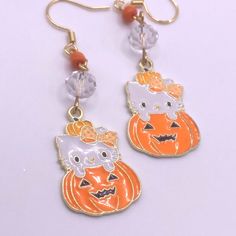 ♡ Cute earrings featuring charms for the halloween season ! ↝ All earrings are made by me, by hand!! Due to Handmade nature, there may be some imperfections. Please treat with care ! Please message me with any questions, concerns, or cancellations (before shipped out). Spooky Kitty, Halloween Jewelry Diy, Kitty Pumpkin, Pumpkin Earrings, Earring Making, Halloween Jewelry, Super Ideas, Fun Earrings, Halloween Season